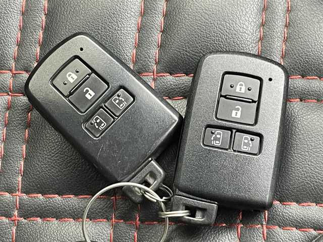トヨタ ヴォクシー ZS 煌 熊本県 2018(平30)年 5.2万km ホワイトパールクリスタルシャイン 純正9インチナビ（ＣＤ・ＤＶＤ・フルセグ・ＳＤ・ＢＴ）/USB入力端子/純正12インチフリップダウンモニター　/バックカメラ　/ビルトインＥＴＣ　/両側パワースライドドア　/前後クリアランスソナー　/トヨタセーフティーセンス/・衝突軽減ブレーキ/・レーンキープアシスト/・クルーズコントロール/・オートマチックハイビーム/横滑り防止/アイドリングストップ/純正フロアマット/純正１６インチAW/オートライト/LEDヘッドライト/フォグライト/スマートキー/プッシュスタート/スペアキー１本/取扱説明書