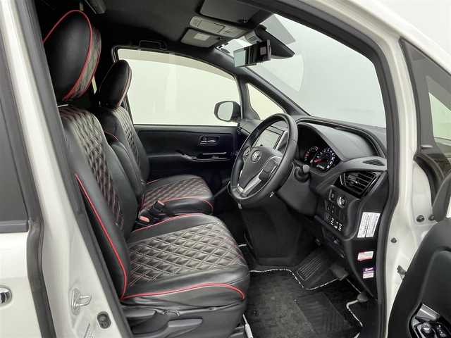 トヨタ ヴォクシー ZS 煌 熊本県 2018(平30)年 5.2万km ホワイトパールクリスタルシャイン 純正9インチナビ（ＣＤ・ＤＶＤ・フルセグ・ＳＤ・ＢＴ）/USB入力端子/純正12インチフリップダウンモニター　/バックカメラ　/ビルトインＥＴＣ　/両側パワースライドドア　/前後クリアランスソナー　/トヨタセーフティーセンス/・衝突軽減ブレーキ/・レーンキープアシスト/・クルーズコントロール/・オートマチックハイビーム/横滑り防止/アイドリングストップ/純正フロアマット/純正１６インチAW/オートライト/LEDヘッドライト/フォグライト/スマートキー/プッシュスタート/スペアキー１本/取扱説明書