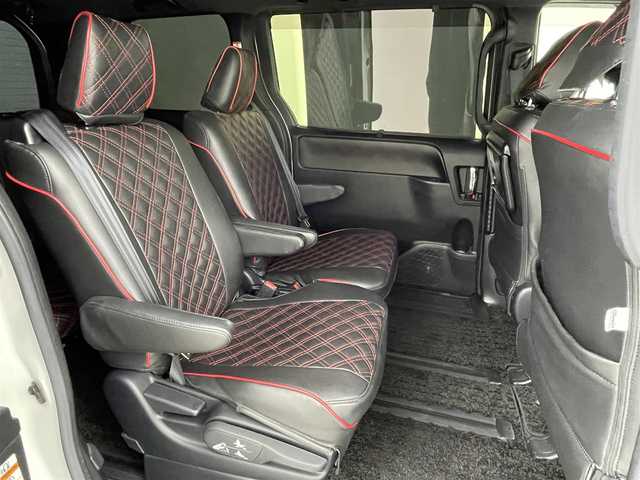 トヨタ ヴォクシー ZS 煌 熊本県 2018(平30)年 5.2万km ホワイトパールクリスタルシャイン 純正9インチナビ（ＣＤ・ＤＶＤ・フルセグ・ＳＤ・ＢＴ）/USB入力端子/純正12インチフリップダウンモニター　/バックカメラ　/ビルトインＥＴＣ　/両側パワースライドドア　/前後クリアランスソナー　/トヨタセーフティーセンス/・衝突軽減ブレーキ/・レーンキープアシスト/・クルーズコントロール/・オートマチックハイビーム/横滑り防止/アイドリングストップ/純正フロアマット/純正１６インチAW/オートライト/LEDヘッドライト/フォグライト/スマートキー/プッシュスタート/スペアキー１本/取扱説明書