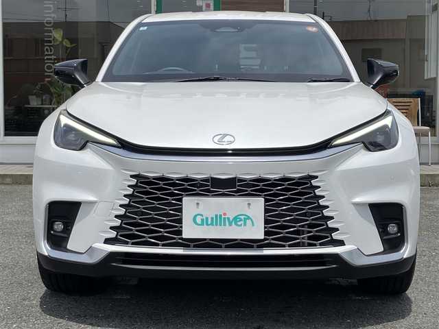 レクサス ＬＢＸ リラックス 三重県 2024(令6)年 0.9万km ソニッククォーツ ♪♪ワンオーナー♪♪/♪♪登録時走行距離8516km♪♪/♪レクサスセーフティシステム＋/　・プリクラッシュセーフティ/　・レーダークルーズコントロール/　・レーンディパーチャーアラート/　・オートマチックハイビーム/　・レーントレーシングアシスト/　・ロードサインアシスト/　・プロアクティブドライビングアシスト/♪純正メーカーディスプレイオーディオナビ/　・Bluetooth/　・USB-C/　・AppleCarPlay/　・AndroidAuto/♪パノラミックビューモニター/♪ブラインドスポットモニター/♪クリアランスソナー/♪パーキングブレーキサポート/♪リアクロストラフィックアラート/♪後方車両接近告知/♪黒革シート/♪パワーバックドア/♪運転席パワーシート/シートメモリ機能付き/♪前席シートヒーター/♪LEDヘッドライト/♪革巻きステアリング/♪ステアリングヒーター/♪ステアリングスイッチ/♪パドルシフト/♪オートマチックハイビーム/♪オートワイパー/♪オートライト/♪オートブレーキホールド/♪オートリトラクタブルミラー/♪ウィンカーミラー/♪ドライブレコーダー/♪ビルトインETC(2・0）/♪プライバシーガラス