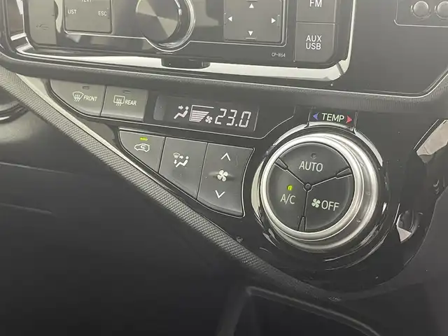 トヨタ アクア G ブラックソフトレザーセレ 群馬県 2015(平27)年 8.2万km シルバーM クルーズコントロール　ＥＴＣ　横滑り防止　アイドリングストップ　パワーステアリング　パワーウインドウ　スマートキー　プッシュスタート　純正ホイールキャップ　オートライト　LED　禁煙車