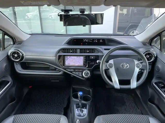 トヨタ アクア X－URBAN 香川県 2015(平27)年 7.6万km ライムホワイトパールクリスタルシャイン 純正7型ＳＤナビ（NSZT-W64）/・フルセグTV/・Bluetooth/・CD/バックカメラ/純正１６インチアルミホイール/ビルトインETC/純正ＬＥＤヘッドライト/スマートキー/プッシュスタート/ステアリングスイッチ/ハーフレザー/純正フロアマット/純正ドアバイザー/前ドライブレコーダー/２トーンカラー/Wエアバッグ