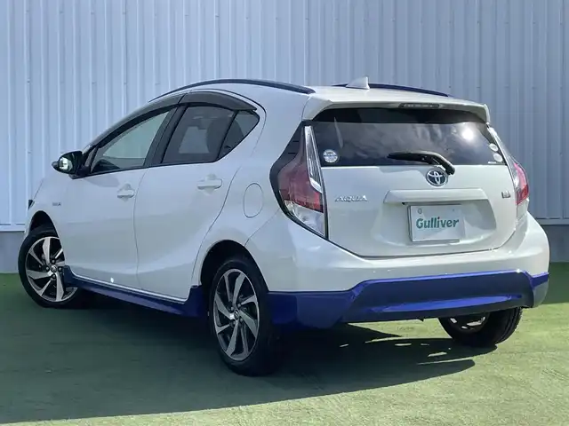 トヨタ アクア X－URBAN 香川県 2015(平27)年 7.6万km ライムホワイトパールクリスタルシャイン 純正7型ＳＤナビ（NSZT-W64）/・フルセグTV/・Bluetooth/・CD/バックカメラ/純正１６インチアルミホイール/ビルトインETC/純正ＬＥＤヘッドライト/スマートキー/プッシュスタート/ステアリングスイッチ/ハーフレザー/純正フロアマット/純正ドアバイザー/前ドライブレコーダー/２トーンカラー/Wエアバッグ