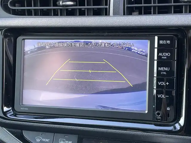 トヨタ アクア X－URBAN 香川県 2015(平27)年 7.6万km ライムホワイトパールクリスタルシャイン 純正7型ＳＤナビ（NSZT-W64）/・フルセグTV/・Bluetooth/・CD/バックカメラ/純正１６インチアルミホイール/ビルトインETC/純正ＬＥＤヘッドライト/スマートキー/プッシュスタート/ステアリングスイッチ/ハーフレザー/純正フロアマット/純正ドアバイザー/前ドライブレコーダー/２トーンカラー/Wエアバッグ