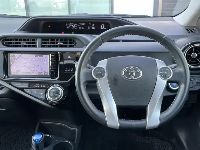 トヨタ アクア X－URBAN 香川県 2015(平27)年 7.6万km ライムホワイトパールクリスタルシャイン 純正7型ＳＤナビ（NSZT-W64）/・フルセグTV/・Bluetooth/・CD/バックカメラ/純正１６インチアルミホイール/ビルトインETC/純正ＬＥＤヘッドライト/スマートキー/プッシュスタート/ステアリングスイッチ/ハーフレザー/純正フロアマット/純正ドアバイザー/前ドライブレコーダー/２トーンカラー/Wエアバッグ