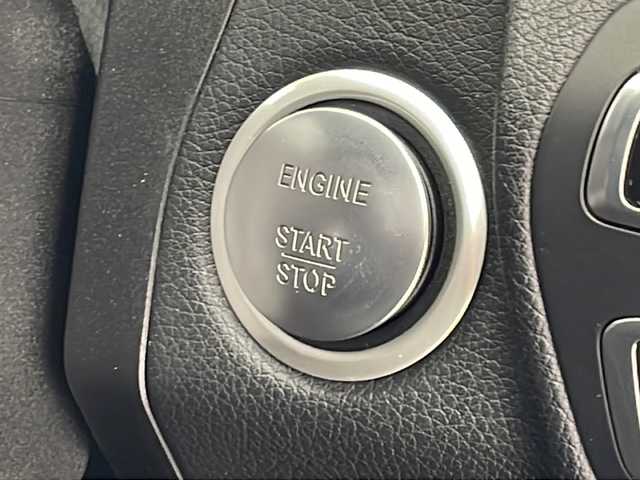 メルセデス・ベンツ Ｃ１８０ アバンギャルド AMGライン 沖縄県 2015(平27)年 5.7万km イリジウムシルバー 純正ナビ　/　(フルセグTV Bluetooth CD　DVD)/バックカメラ　/前席パワーシート　/前席シートヒーター　/パドルシフト　/クルーズコントロール　/ＬＥＤヘッドライト　/プッシュスタート　/スマートキー　/ＥＴＣ　/ＵＳＢ