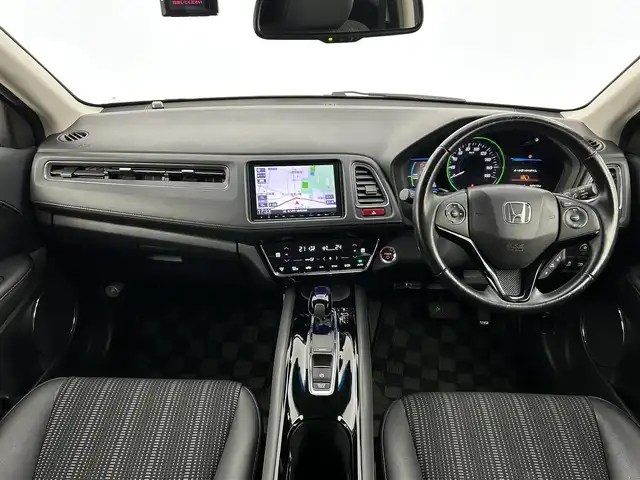 ホンダ ヴェゼル ハイブリッド Z 福岡県 2015(平27)年 5万km ホワイトオーキッドパール 純正８型ナビ（ＢＴ，フルセグＴＶ）　/バックカメラ　/ＥＴＣ　/前後ドラレコ　/クルーズコントロール　/衝突軽減ブレーキ　/レーンキープ　/パドルシフト　/ハーフレザー　/シートヒーター　/純正１７インチアルミホイール