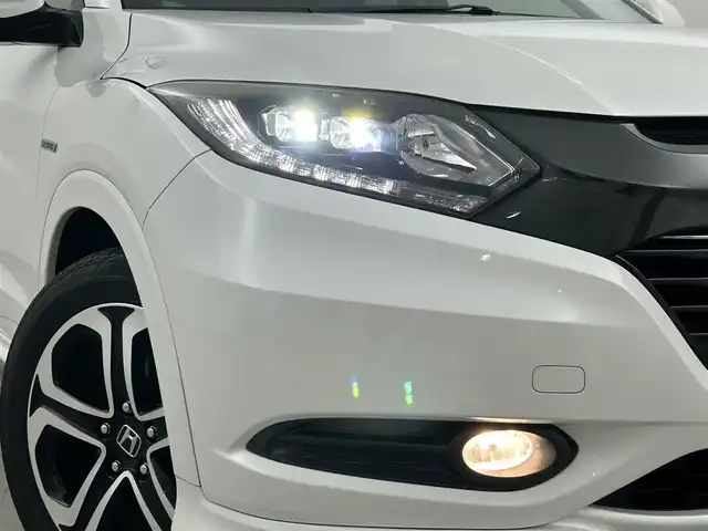 ホンダ ヴェゼル ハイブリッド Z 福岡県 2015(平27)年 5万km ホワイトオーキッドパール 純正８型ナビ（ＢＴ，フルセグＴＶ）　/バックカメラ　/ＥＴＣ　/前後ドラレコ　/クルーズコントロール　/衝突軽減ブレーキ　/レーンキープ　/パドルシフト　/ハーフレザー　/シートヒーター　/純正１７インチアルミホイール