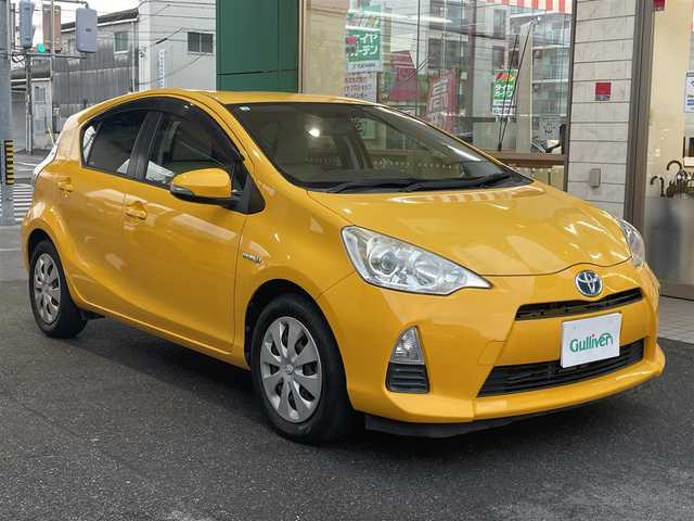トヨタ アクア S 愛知県 2012(平24)年 4.8万km イエロー 純正メモリナビ〈NSCP-W62〉/・CD／Bluetooth／地デジTV/オートエアコン/前後ドライブレコーダー〈Y5〉/ETC/電動格納ミラー/純正フロアマット/リモコンキー
