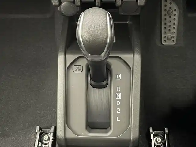 スズキ ジムニー XC 愛知県 2025(令7)年 0.1千km ミディアムグレー 届出済未使用車　禁煙車　リアパーキングセンサー　デュアルセンサーブレーキ　ヘッドライトウォッシャー　ミラーヒーター　電動格納ミラー　ＬＥＤライト　フォグランプ　衝突軽減　ターボ車　逸脱警報　背面タイヤ　アイドリングストップ ダウンヒルアシストコントロール