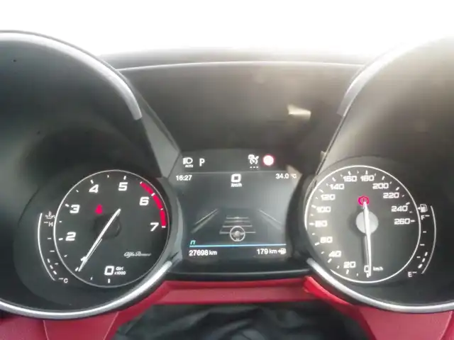 アルファロメオ ジュリア ヴェローチェ 岩手県 2022(令4)年 2.8万km グレー BSA/LKA/FCW/ACC/純正ナビ/フルセグTV/バックカメラ/パークセンス/ETC/ハーマンカードン /赤革シート/パワーシート/シートヒーター
