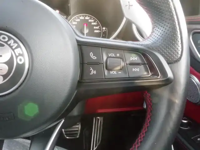 アルファロメオ ジュリア ヴェローチェ 岩手県 2022(令4)年 2.8万km グレー BSA/LKA/FCW/ACC/純正ナビ/フルセグTV/バックカメラ/パークセンス/ETC/ハーマンカードン /赤革シート/パワーシート/シートヒーター