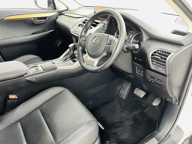 レクサス ＮＸ 300h バージョンL 福島県 2021(令3)年 4.8万km ソニッククォーツ プリクラッシュセーフティ/・S-VSC/・全車速追従機能付クルーズコントロール/・衝突軽減装置ブレーキ/・レーンアシスト/・レインセンサー/・クリアランスソナー/純正ナビゲーション/・Bluetooth/TV/CD/DVD/AM・FM/AUX/SD/USB/・バックカメラ/・３６０°カメラ/・ETC/サンルーフ/電動リアゲート/革巻きステアリング/・ステアリングスイッチ/・ステアリングヒーター/シートヒーター/・エアシート/ヘッドアップディスプレイ/デジタルインナーミラー/プッシュスタート/・スマートキー/純正フロアマット/ドアバイザー