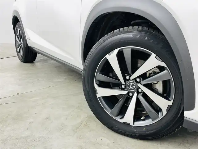 レクサス ＮＸ 300h バージョンL 福島県 2021(令3)年 4.8万km ソニッククォーツ プリクラッシュセーフティ/・S-VSC/・全車速追従機能付クルーズコントロール/・衝突軽減装置ブレーキ/・レーンアシスト/・レインセンサー/・クリアランスソナー/純正ナビゲーション/・Bluetooth/TV/CD/DVD/AM・FM/AUX/SD/USB/・バックカメラ/・３６０°カメラ/・ETC/サンルーフ/電動リアゲート/革巻きステアリング/・ステアリングスイッチ/・ステアリングヒーター/シートヒーター/・エアシート/ヘッドアップディスプレイ/デジタルインナーミラー/プッシュスタート/・スマートキー/純正フロアマット/ドアバイザー