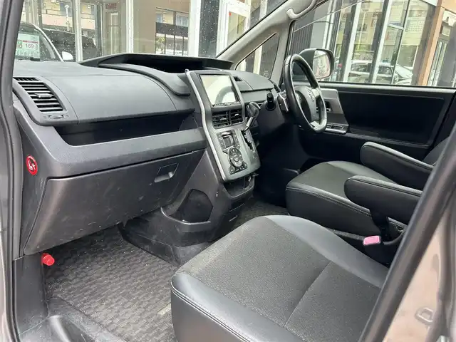 トヨタ ヴォクシー ZS 煌Z 大阪府 2013(平25)年 8.9万km アイスチタニウムマイカメタリック ハーフレザー/アルパインナビ/TV/バックカメラ/後席モニター/純正16インチAW/両側パワースライドドア/ETC/ドラレコ