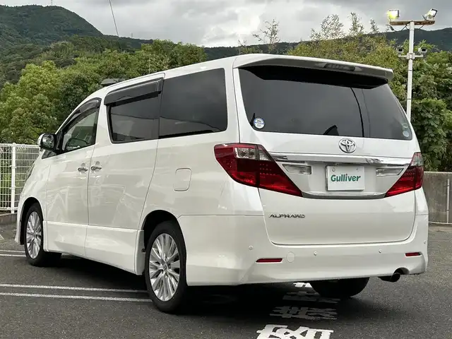 トヨタ アルファード 240S 長崎県 2012(平24)年 9.5万km ホワイトパールクリスタルシャイン 純正アルファード専用ナビ(FM/AM/CD/DVD/BT/TV)/プッシュスタート/スマートキー/ビルトインETC/純正フロアマット/純正アルミホイール/MTモード付AT/レザーシート/2列目オットマン/3列シート/後席用モニター/両側イージークローザードア/バックカメラ/オートライト/ABS/横滑り防止装置(VSC)/盗難防止装置/取扱説明書/記録簿/保証書