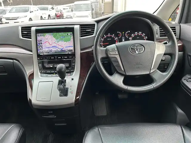 トヨタ アルファード 240S 長崎県 2012(平24)年 9.5万km ホワイトパールクリスタルシャイン 純正アルファード専用ナビ(FM/AM/CD/DVD/BT/TV)/プッシュスタート/スマートキー/ビルトインETC/純正フロアマット/純正アルミホイール/MTモード付AT/レザーシート/2列目オットマン/3列シート/後席用モニター/両側イージークローザードア/バックカメラ/オートライト/ABS/横滑り防止装置(VSC)/盗難防止装置/取扱説明書/記録簿/保証書