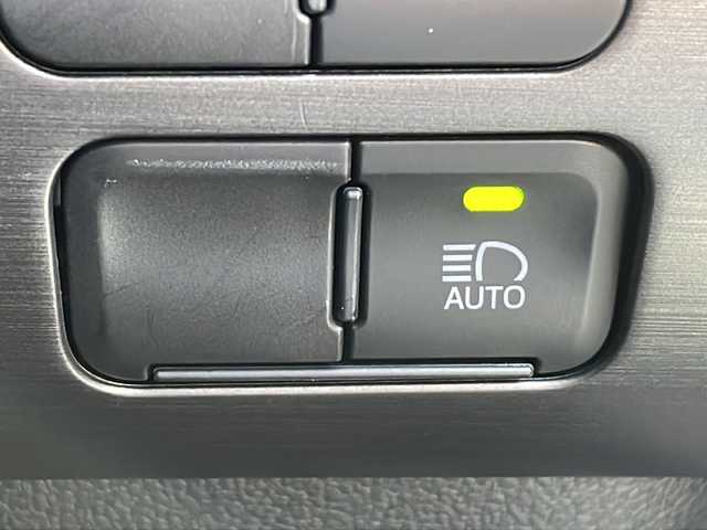 トヨタ プリウス ＰＨＶ S GRスポーツ 三重県 2019(令1)年 6.2万km ホワイトパールクリスタルシャイン ALPINE9型ナビ(AM/FM/CD/DVD/TV/BT)/フルセグTV/バックカメラ/ALPINE前方ドライブレコーダー/ビルトインETC/ハーフレザーシート/前席シートヒーター/革巻きステアリング/純正充電ケーブル付/レーダークルーズコントロール/レーンキープアシスト/衝突軽減ブレーキ/横滑り防止/オートハイビーム/スペアキー/純正フロアマット/LEDヘッドライト/電動格納ミラー/禁煙車