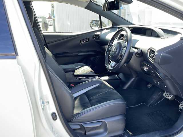 トヨタ プリウス ＰＨＶ S GRスポーツ 三重県 2019(令1)年 6.2万km ホワイトパールクリスタルシャイン ALPINE9型ナビ(AM/FM/CD/DVD/TV/BT)/フルセグTV/バックカメラ/ALPINE前方ドライブレコーダー/ビルトインETC/ハーフレザーシート/前席シートヒーター/革巻きステアリング/純正充電ケーブル付/レーダークルーズコントロール/レーンキープアシスト/衝突軽減ブレーキ/横滑り防止/オートハイビーム/スペアキー/純正フロアマット/LEDヘッドライト/電動格納ミラー/禁煙車