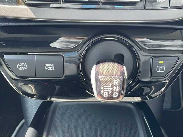 トヨタ プリウス ＰＨＶ S GRスポーツ 三重県 2019(令1)年 6.2万km ホワイトパールクリスタルシャイン ALPINE9型ナビ(AM/FM/CD/DVD/TV/BT)/フルセグTV/バックカメラ/ALPINE前方ドライブレコーダー/ビルトインETC/ハーフレザーシート/前席シートヒーター/革巻きステアリング/純正充電ケーブル付/レーダークルーズコントロール/レーンキープアシスト/衝突軽減ブレーキ/横滑り防止/オートハイビーム/スペアキー/純正フロアマット/LEDヘッドライト/電動格納ミラー/禁煙車