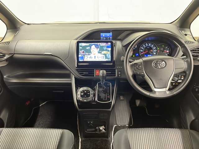 トヨタ ヴォクシー ZS 煌Ⅱ 道央・札幌 2019(令1)年 7.3万km ブラック 4WD/寒冷地仕様/Toyota Safety Sense/・PCS(プリクラッシュセーフティシステム)/・LDA(レーンディパーチャーアラート)/・オートマチックハイビーム/・先行車発進告知/Panasonicフローティングナビ/ (CD/DVD/BT)/フルセグTV/バックカメラ/ETC/ALPINEフリップダウンモニター/革巻きステアリング/ステアリングスイッチ/クルーズコントロール/両側パワースライドドア/プッシュスタート/スマートキー/スペアキー/社外エンジンスターター/純正16インチAW/オートライト/純正LEDヘッドライト/フォグランプ/ウインカーミラー/電動格納ミラー/純正ドアバイザー/純正フロアマット/横滑り防止装置/アイドリングストップ/取扱説明書/保証書