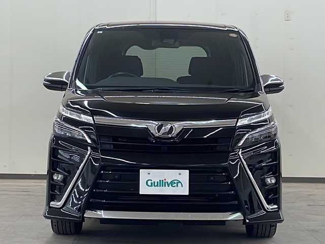 トヨタ ヴォクシー ZS 煌Ⅱ 道央・札幌 2019(令1)年 7.3万km ブラック 4WD/寒冷地仕様/Toyota Safety Sense/・PCS(プリクラッシュセーフティシステム)/・LDA(レーンディパーチャーアラート)/・オートマチックハイビーム/・先行車発進告知/Panasonicフローティングナビ/ (CD/DVD/BT)/フルセグTV/バックカメラ/ETC/ALPINEフリップダウンモニター/革巻きステアリング/ステアリングスイッチ/クルーズコントロール/両側パワースライドドア/プッシュスタート/スマートキー/スペアキー/社外エンジンスターター/純正16インチAW/オートライト/純正LEDヘッドライト/フォグランプ/ウインカーミラー/電動格納ミラー/純正ドアバイザー/純正フロアマット/横滑り防止装置/アイドリングストップ/取扱説明書/保証書