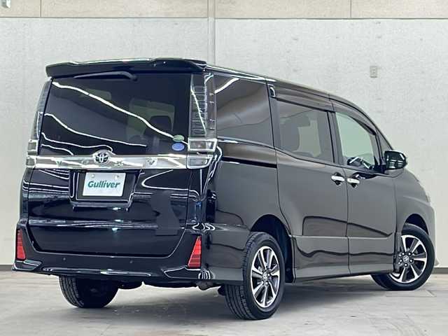 トヨタ ヴォクシー ZS 煌Ⅱ 道央・札幌 2019(令1)年 7.3万km ブラック 4WD/寒冷地仕様/Toyota Safety Sense/・PCS(プリクラッシュセーフティシステム)/・LDA(レーンディパーチャーアラート)/・オートマチックハイビーム/・先行車発進告知/Panasonicフローティングナビ/ (CD/DVD/BT)/フルセグTV/バックカメラ/ETC/ALPINEフリップダウンモニター/革巻きステアリング/ステアリングスイッチ/クルーズコントロール/両側パワースライドドア/プッシュスタート/スマートキー/スペアキー/社外エンジンスターター/純正16インチAW/オートライト/純正LEDヘッドライト/フォグランプ/ウインカーミラー/電動格納ミラー/純正ドアバイザー/純正フロアマット/横滑り防止装置/アイドリングストップ/取扱説明書/保証書