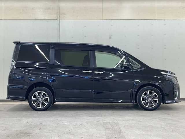 トヨタ ヴォクシー ZS 煌Ⅱ 道央・札幌 2019(令1)年 7.3万km ブラック 4WD/寒冷地仕様/Toyota Safety Sense/・PCS(プリクラッシュセーフティシステム)/・LDA(レーンディパーチャーアラート)/・オートマチックハイビーム/・先行車発進告知/Panasonicフローティングナビ/ (CD/DVD/BT)/フルセグTV/バックカメラ/ETC/ALPINEフリップダウンモニター/革巻きステアリング/ステアリングスイッチ/クルーズコントロール/両側パワースライドドア/プッシュスタート/スマートキー/スペアキー/社外エンジンスターター/純正16インチAW/オートライト/純正LEDヘッドライト/フォグランプ/ウインカーミラー/電動格納ミラー/純正ドアバイザー/純正フロアマット/横滑り防止装置/アイドリングストップ/取扱説明書/保証書