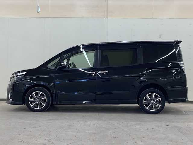 トヨタ ヴォクシー ZS 煌Ⅱ 道央・札幌 2019(令1)年 7.3万km ブラック 4WD/寒冷地仕様/Toyota Safety Sense/・PCS(プリクラッシュセーフティシステム)/・LDA(レーンディパーチャーアラート)/・オートマチックハイビーム/・先行車発進告知/Panasonicフローティングナビ/ (CD/DVD/BT)/フルセグTV/バックカメラ/ETC/ALPINEフリップダウンモニター/革巻きステアリング/ステアリングスイッチ/クルーズコントロール/両側パワースライドドア/プッシュスタート/スマートキー/スペアキー/社外エンジンスターター/純正16インチAW/オートライト/純正LEDヘッドライト/フォグランプ/ウインカーミラー/電動格納ミラー/純正ドアバイザー/純正フロアマット/横滑り防止装置/アイドリングストップ/取扱説明書/保証書