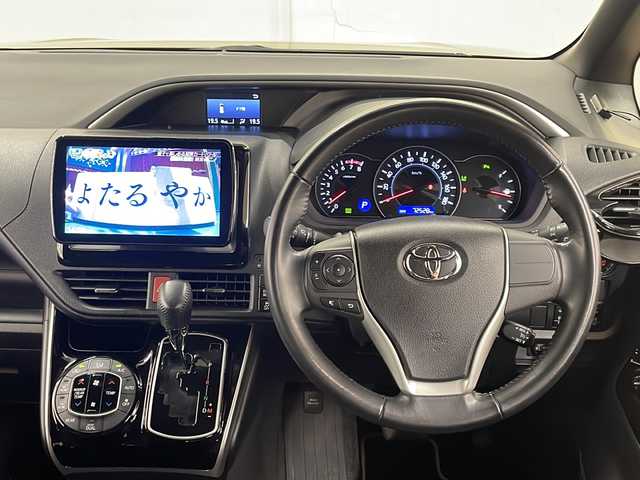 トヨタ ヴォクシー ZS 煌Ⅱ 道央・札幌 2019(令1)年 7.3万km ブラック 4WD/寒冷地仕様/Toyota Safety Sense/・PCS(プリクラッシュセーフティシステム)/・LDA(レーンディパーチャーアラート)/・オートマチックハイビーム/・先行車発進告知/Panasonicフローティングナビ/ (CD/DVD/BT)/フルセグTV/バックカメラ/ETC/ALPINEフリップダウンモニター/革巻きステアリング/ステアリングスイッチ/クルーズコントロール/両側パワースライドドア/プッシュスタート/スマートキー/スペアキー/社外エンジンスターター/純正16インチAW/オートライト/純正LEDヘッドライト/フォグランプ/ウインカーミラー/電動格納ミラー/純正ドアバイザー/純正フロアマット/横滑り防止装置/アイドリングストップ/取扱説明書/保証書