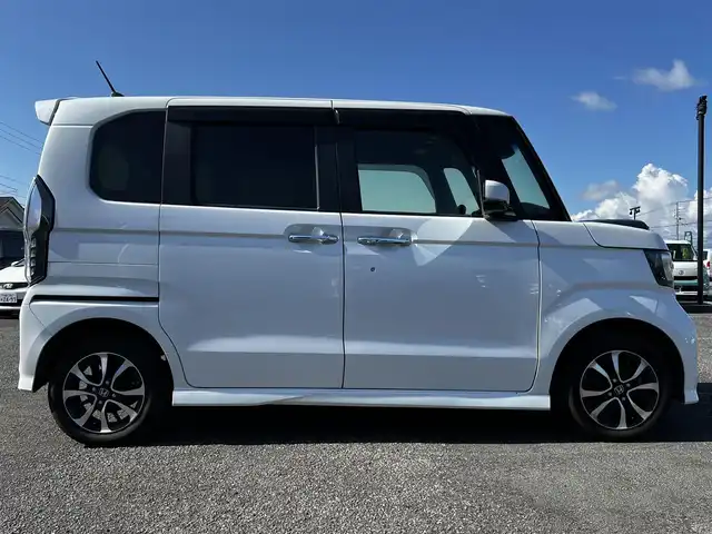 ホンダ Ｎ ＢＯＸ カスタム G L ホンダセンシング 道央・札幌 2019(令1)年 6.7万km プラチナホワイトパール ４WD/社外SDナビ/AM/FM/BT/SD/CD/フルセグ/ホンダセンシング/衝突被害軽減ブレーキ/横滑り防止装置/アダプティブクルーズコントロール/レーンキープアシスト/コーナーセンサー/バックカメラ/ビルトインETC/アイドリングストップ/ECOMODE/両側パワースライドドア/前席シートヒーター/ステアリングリモコン/プッシュスタート/スマートキー/LEDヘッドライト/オートライト/オートマチックハイビーム/フォグランプ/電動格納ミラー/ヒーテッドドアミラー/ウィンカーミラー/純正フロアマット/ドアバイザー/純正エンジンスターター