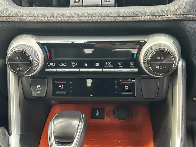 トヨタ ＲＡＶ４ アドベンチャー 埼玉県 2022(令4)年 2.6万km アティチュードブラックマイカ ワンオーナー/純正ディスプレイオーディオ（ナビ付）/トヨタセーフティセンス/・プリクラッシュセーフティ/・レーントレーシングアシスト/・オートマチックハイビーム/・ロードサインアシスト/・レーダークルーズコントロール/・先行車発信告知機能/パーキングサポートブレーキ/ドライブモードセレクトスイッチ/電子パーキングブレーキ/オートホールド/デジタルインナーミラー/運転席パワーシート/前席エアシート/フルフラットシート/ステアリングヒーター/ドライビングポジションメモリー/DAC/マルチトレインセレクト/ダウンヒルアシストコントロール