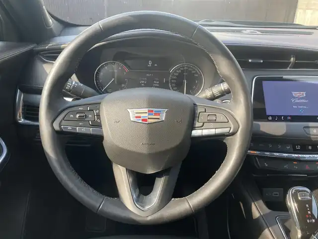 キャデラック ＸＴ４ プレミアム 熊本県 2022(令4)年 1.7万km 紺 ・スマートキー/・プッシュスタート/・前面衝突警告ブレーキ/・前後歩行者検知/・レーンキープアシスト/・リアクロストラフィックアラート/・オートハイビーム/・クルーズコントロール(追従式)/・黒革シート/・前席パワーシート/・全席シートヒーター /・ハンドルヒーター /・純正ディスプレイオーディオ/　【Bluetooth・USB・AppleCarPlay・AndroidAuto】/・BOSEサウンドシステム/・全方位カメラ/・ETC/・パワーバックドア/・LEDヘッドランプ/・純正マット