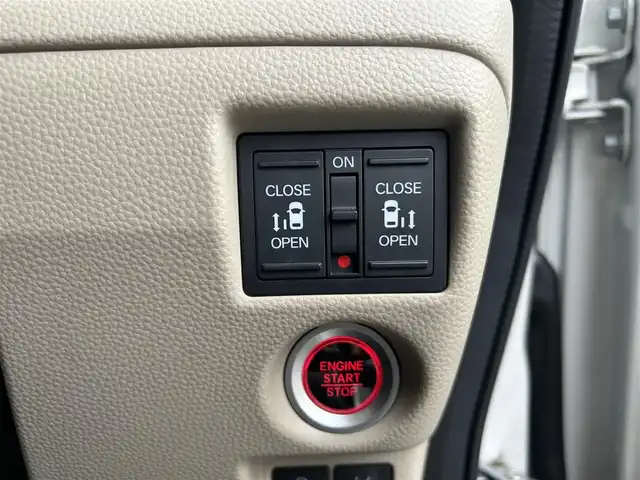 ホンダ Ｎ ＢＯＸ G L ターボ ホンダセンシング 東京都 2020(令2)年 6.6万km プラチナホワイトパール 純正8インチプレミアムインターナビ/　フルセグTV/DVD/CD/Bluetooth/バックカメラ/両側パワースライドドア/衝突軽減ブレーキ/誤発進抑制/後方誤発進抑制/前後ドライブレコーダー/アダプティブクルーズコントロール/オートハイビーム/LEDヘッドライト/オートライト/パドルシフト/ステアリングスイッチ/革巻きステアリング/プッシュスタート/スマートキー×2/電動オート格納ミラー/ウインカーミラー/純正フロアマット/ドアバイザー/保証書/取扱説明書