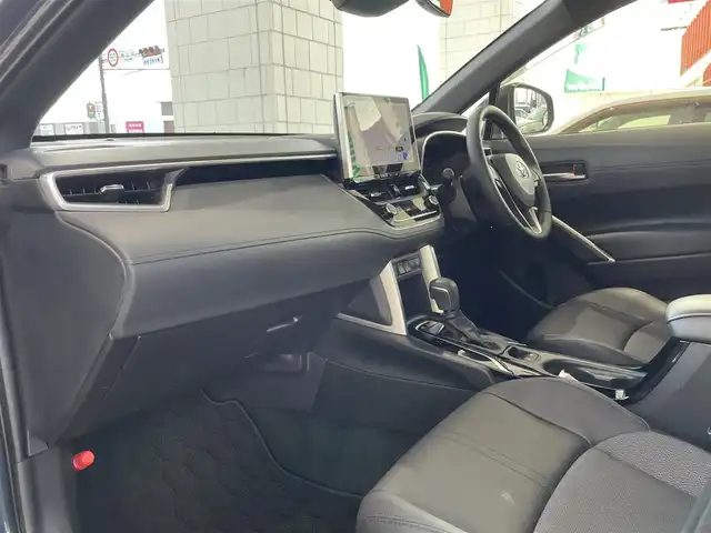 トヨタ カローラ クロス ハイブリッド Z 岡山県 2025(令7)年 1.6万km マッシブグレー 登録時走行距離15904km/Toyota Safety sense/・プリクラッシュセーフティ/・レーンディパーチャーアラート/・レーダークルーズコントロール/・レーントレーシングアシスト/純正HDDナビ/(AM/FM/TV/BT/AppleCarplay)/全方位カメラ/電動リアゲート/ビルトインETC/パワーシート/シートヒーター/オートマチックハイビーム/ルーフレール/プッシュスタート/スマートキー/スペアキー/純正１８インチアルミホイール