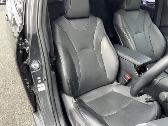 トヨタ プリウス ＰＨＶ A レザーパッケージ 愛知県 2017(平29)年 7.3万km グレーメタリック RACING GEAR ダウンサス(純正スプリングあり)/純正SDメモリーナビ/バックカメラ/フルセグTV/ETC2.0/Bluetooth/USB/AUX接続/レーダークルーズコントロール/パーキングアシスト/パワーシート(D)/本革シート/シートヒーター(D/N)/ステアリングヒーター/純正フロアマット/純正15インチアルミホイール(ホイールキャップあり)/LEDヘッドライト/オートマチックハイビーム/コーナーセンサー/横滑り防止装置/衝突軽減ブレーキ/レーンキープアシスト/ブラインドスポットモニター
