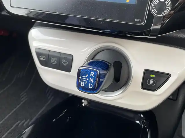 トヨタ プリウス ＰＨＶ A レザーパッケージ 愛知県 2017(平29)年 7.3万km グレーメタリック RACING GEAR ダウンサス(純正スプリングあり)/純正SDメモリーナビ/バックカメラ/フルセグTV/ETC2.0/Bluetooth/USB/AUX接続/レーダークルーズコントロール/パーキングアシスト/パワーシート(D)/本革シート/シートヒーター(D/N)/ステアリングヒーター/純正フロアマット/純正15インチアルミホイール(ホイールキャップあり)/LEDヘッドライト/オートマチックハイビーム/コーナーセンサー/横滑り防止装置/衝突軽減ブレーキ/レーンキープアシスト/ブラインドスポットモニター