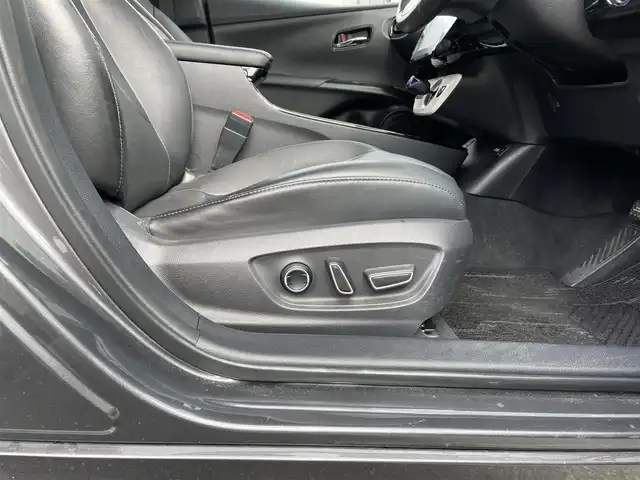 トヨタ プリウス ＰＨＶ A レザーパッケージ 愛知県 2017(平29)年 7.3万km グレーメタリック RACING GEAR ダウンサス(純正スプリングあり)/純正SDメモリーナビ/バックカメラ/フルセグTV/ETC2.0/Bluetooth/USB/AUX接続/レーダークルーズコントロール/パーキングアシスト/パワーシート(D)/本革シート/シートヒーター(D/N)/ステアリングヒーター/純正フロアマット/純正15インチアルミホイール(ホイールキャップあり)/LEDヘッドライト/オートマチックハイビーム/コーナーセンサー/横滑り防止装置/衝突軽減ブレーキ/レーンキープアシスト/ブラインドスポットモニター