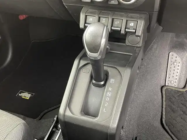 スズキ ジムニー シエラ JC 福井県 2024(令6)年 0.8万km ブルーイッシュブラックパール3 ＫＥＮＷＯＯＤ製８型ナビ/純正１５インチアルミホイール/社外ＥＴＣ/純正ＬＥＤヘッドライト/純正フロントフォグライト/シートヒーター/クルーズコントロール/ダウンヒルアシスト/センターデフロック