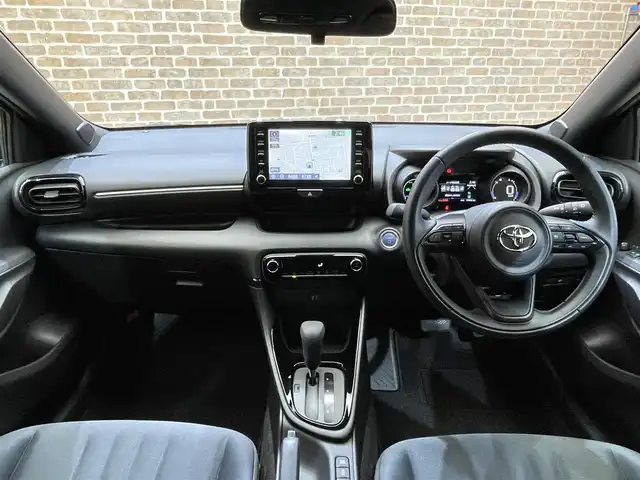 トヨタ ヤリス ハイブリッド G 岩手県 2023(令5)年 1.8万km ブラック/アバンギャルドブロンズメタリック ４WD/寒冷地仕様/ウインドシールドデアイサー/PTCヒーター/リヤヒーターダクト/トヨタセーフティセンス/プリクラッシュセーフティ/レーダークルーズコントロール/レーントレーシングアシスト/ロードサインアシスト/オートマチックハイビーム/先行車発進告知機能/横滑り防止装置/純正ディスプレイオーディオ/ナビキット/AppleCarPlay・AndroidAuto/バックカメラ/ETC/ステアリングスイッチ/ヘッドライトレベライザー/フォグランプ/純正１５インチアルミホイール