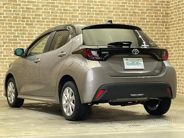 トヨタ ヤリス ハイブリッド G 岩手県 2023(令5)年 1.8万km ブラック/アバンギャルドブロンズメタリック ４WD/寒冷地仕様/ウインドシールドデアイサー/PTCヒーター/リヤヒーターダクト/トヨタセーフティセンス/プリクラッシュセーフティ/レーダークルーズコントロール/レーントレーシングアシスト/ロードサインアシスト/オートマチックハイビーム/先行車発進告知機能/横滑り防止装置/純正ディスプレイオーディオ/ナビキット/AppleCarPlay・AndroidAuto/バックカメラ/ETC/ステアリングスイッチ/ヘッドライトレベライザー/フォグランプ/純正１５インチアルミホイール