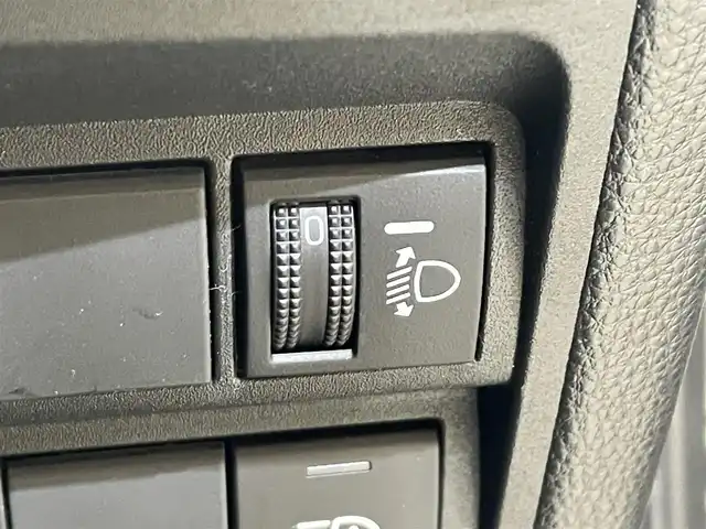 トヨタ ヤリス ハイブリッド G 岩手県 2023(令5)年 1.8万km ブラック/アバンギャルドブロンズメタリック ４WD/寒冷地仕様/ウインドシールドデアイサー/PTCヒーター/リヤヒーターダクト/トヨタセーフティセンス/プリクラッシュセーフティ/レーダークルーズコントロール/レーントレーシングアシスト/ロードサインアシスト/オートマチックハイビーム/先行車発進告知機能/横滑り防止装置/純正ディスプレイオーディオ/ナビキット/AppleCarPlay・AndroidAuto/バックカメラ/ETC/ステアリングスイッチ/ヘッドライトレベライザー/フォグランプ/純正１５インチアルミホイール