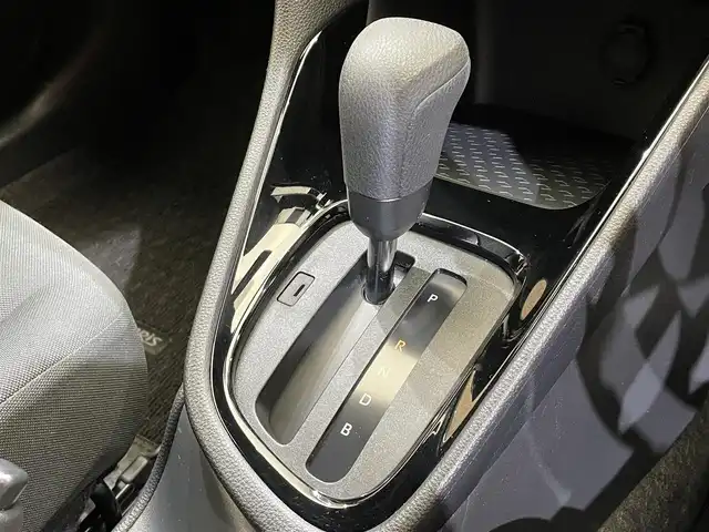 トヨタ ヤリス ハイブリッド G 岩手県 2023(令5)年 1.8万km ブラック/アバンギャルドブロンズメタリック ４WD/寒冷地仕様/ウインドシールドデアイサー/PTCヒーター/リヤヒーターダクト/トヨタセーフティセンス/プリクラッシュセーフティ/レーダークルーズコントロール/レーントレーシングアシスト/ロードサインアシスト/オートマチックハイビーム/先行車発進告知機能/横滑り防止装置/純正ディスプレイオーディオ/ナビキット/AppleCarPlay・AndroidAuto/バックカメラ/ETC/ステアリングスイッチ/ヘッドライトレベライザー/フォグランプ/純正１５インチアルミホイール