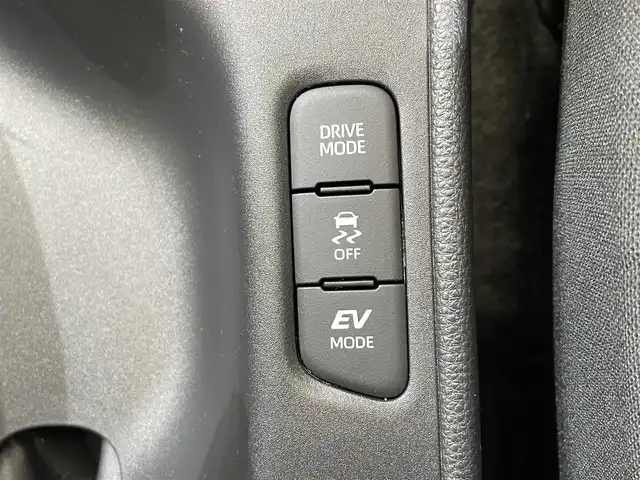 トヨタ ヤリス ハイブリッド G 岩手県 2023(令5)年 1.8万km ブラック/アバンギャルドブロンズメタリック ４WD/寒冷地仕様/ウインドシールドデアイサー/PTCヒーター/リヤヒーターダクト/トヨタセーフティセンス/プリクラッシュセーフティ/レーダークルーズコントロール/レーントレーシングアシスト/ロードサインアシスト/オートマチックハイビーム/先行車発進告知機能/横滑り防止装置/純正ディスプレイオーディオ/ナビキット/AppleCarPlay・AndroidAuto/バックカメラ/ETC/ステアリングスイッチ/ヘッドライトレベライザー/フォグランプ/純正１５インチアルミホイール