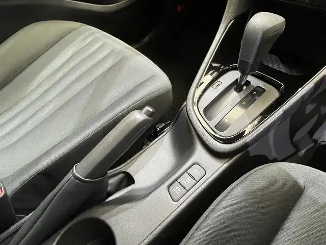 トヨタ ヤリス ハイブリッド G 岩手県 2023(令5)年 1.8万km ブラック/アバンギャルドブロンズメタリック ４WD/寒冷地仕様/ウインドシールドデアイサー/PTCヒーター/リヤヒーターダクト/トヨタセーフティセンス/プリクラッシュセーフティ/レーダークルーズコントロール/レーントレーシングアシスト/ロードサインアシスト/オートマチックハイビーム/先行車発進告知機能/横滑り防止装置/純正ディスプレイオーディオ/ナビキット/AppleCarPlay・AndroidAuto/バックカメラ/ETC/ステアリングスイッチ/ヘッドライトレベライザー/フォグランプ/純正１５インチアルミホイール