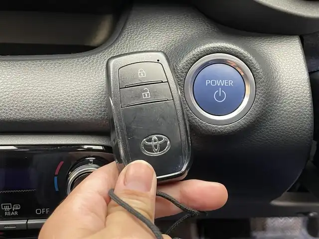 トヨタ ヤリス ハイブリッド G 岩手県 2023(令5)年 1.8万km ブラック/アバンギャルドブロンズメタリック ４WD/寒冷地仕様/ウインドシールドデアイサー/PTCヒーター/リヤヒーターダクト/トヨタセーフティセンス/プリクラッシュセーフティ/レーダークルーズコントロール/レーントレーシングアシスト/ロードサインアシスト/オートマチックハイビーム/先行車発進告知機能/横滑り防止装置/純正ディスプレイオーディオ/ナビキット/AppleCarPlay・AndroidAuto/バックカメラ/ETC/ステアリングスイッチ/ヘッドライトレベライザー/フォグランプ/純正１５インチアルミホイール