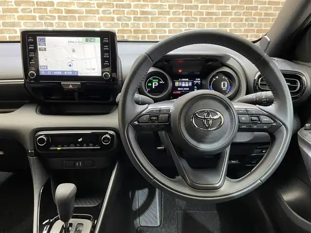トヨタ ヤリス ハイブリッド G 岩手県 2023(令5)年 1.8万km ブラック/アバンギャルドブロンズメタリック ４WD/寒冷地仕様/ウインドシールドデアイサー/PTCヒーター/リヤヒーターダクト/トヨタセーフティセンス/プリクラッシュセーフティ/レーダークルーズコントロール/レーントレーシングアシスト/ロードサインアシスト/オートマチックハイビーム/先行車発進告知機能/横滑り防止装置/純正ディスプレイオーディオ/ナビキット/AppleCarPlay・AndroidAuto/バックカメラ/ETC/ステアリングスイッチ/ヘッドライトレベライザー/フォグランプ/純正１５インチアルミホイール