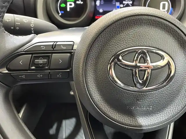 トヨタ ヤリス ハイブリッド G 岩手県 2023(令5)年 1.8万km ブラック/アバンギャルドブロンズメタリック ４WD/寒冷地仕様/ウインドシールドデアイサー/PTCヒーター/リヤヒーターダクト/トヨタセーフティセンス/プリクラッシュセーフティ/レーダークルーズコントロール/レーントレーシングアシスト/ロードサインアシスト/オートマチックハイビーム/先行車発進告知機能/横滑り防止装置/純正ディスプレイオーディオ/ナビキット/AppleCarPlay・AndroidAuto/バックカメラ/ETC/ステアリングスイッチ/ヘッドライトレベライザー/フォグランプ/純正１５インチアルミホイール