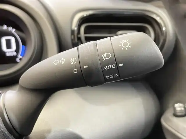 トヨタ ヤリス ハイブリッド G 岩手県 2023(令5)年 1.8万km ブラック/アバンギャルドブロンズメタリック ４WD/寒冷地仕様/ウインドシールドデアイサー/PTCヒーター/リヤヒーターダクト/トヨタセーフティセンス/プリクラッシュセーフティ/レーダークルーズコントロール/レーントレーシングアシスト/ロードサインアシスト/オートマチックハイビーム/先行車発進告知機能/横滑り防止装置/純正ディスプレイオーディオ/ナビキット/AppleCarPlay・AndroidAuto/バックカメラ/ETC/ステアリングスイッチ/ヘッドライトレベライザー/フォグランプ/純正１５インチアルミホイール