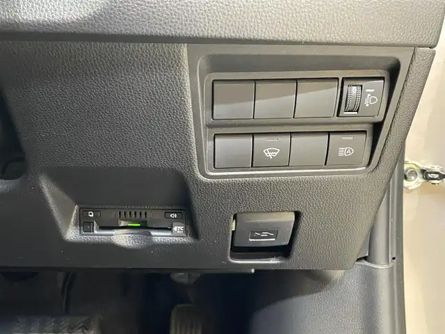 トヨタ ヤリス ハイブリッド G 岩手県 2023(令5)年 1.8万km ブラック/アバンギャルドブロンズメタリック ４WD/寒冷地仕様/ウインドシールドデアイサー/PTCヒーター/リヤヒーターダクト/トヨタセーフティセンス/プリクラッシュセーフティ/レーダークルーズコントロール/レーントレーシングアシスト/ロードサインアシスト/オートマチックハイビーム/先行車発進告知機能/横滑り防止装置/純正ディスプレイオーディオ/ナビキット/AppleCarPlay・AndroidAuto/バックカメラ/ETC/ステアリングスイッチ/ヘッドライトレベライザー/フォグランプ/純正１５インチアルミホイール